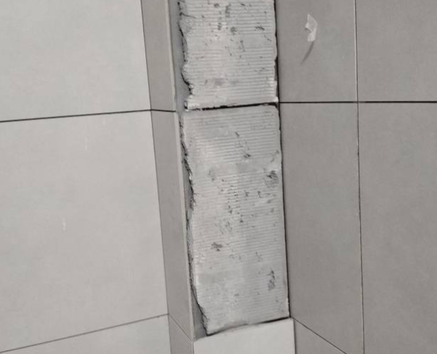 中宁瓷砖空鼓维修公司分享下瓷砖施工前基层浇水润湿程度不足，可能导致以下问题