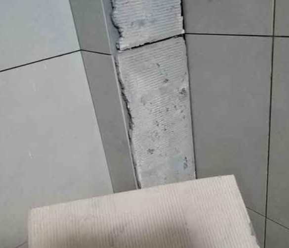 中宁瓷砖空鼓维修公司分享下厨房瓷砖脱落的补救措施。